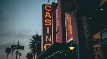 Guide til free spins Når man vil prøve seg på en online casino, er det mange måter å gjøre det på. Og selv om man kan spille for penger, er det absolutt ikke den eneste måten å gjøre det på. Ikke bare finnes det mange gratis muligheter til å spille, der man ikke trenger å betale i det hele tatt, men det finnes også gode muligheter hvis man vil ha en gratis start, men deretter ønsker å øke spenningen i den underholdningen spill på nett kan være, ved å spille litt for penger også. Når man vil underholde seg selv på nettet er det mange måter man kan gjøre dette på, enten det er i form av sosiale medier, strømmetjenester, nettsider med artikler eller videoer, eller man kan spille spill på nettet. Både gratis spill og pengespill er noe som finnes i overflod, og kampen om spillerne, som utspiller seg mellom de forskjellige casinoene, er noe som kommer spillerne til gode. Det er nemlig mange gratis bonuser og gratis spins til nye spillere når de registrerer seg. Dette gjør at casinoene konkurrerer mot hverandre for å få spillerne til å registrere seg på plattformen, og her kan man dermed velge bonuser og gratis spins, alt etter hva man liker best og hvilke spille man har lyst til å spille. Gratis spins er en av de tingene som det er virkelig mange spillere som velger, og er derfor en av de aller mest populære å tilby. Hva er egentlig gratis spins og hvor finner man dem? Det er mange som sikkert har hørt om gratis spins lenge før de faktisk begynner å benytte seg av dem. Gratis spins er helt kort fortalt en veldig populær type casino bonus, som gjør at man kan spille med casinoens penger, gratis, før man investerer noe selv. Dette gjør at man for eksempel kan se om man liker selve casinoen og de spillene som er der, før man bruker noen av sine egne penger. Så det er rett og slett mulighet til å spille gratis spill. Det finnes mange forskjellige typer gratis spins og man kan oppnå dem som ny spiller, ofte uten å gjøre et innskudd eller noe som helst, men det er alltid lurt å lese det med smått, og ikke minst bestemme seg på forhånd for om man vil bruke penger selv eller ikke - sånn at man ikke så lett blir revet med når man begynner å spille. Når man leter etter gratis spins, er det utallige steder man kan finne dem. Derfor kan det være fint å finne en side som anbefaler forskjellige casinoer og ser hvilke gratis spins de har. Det er nesten umulig å ikke finne gratis spins på alle de store, bra casinoene, så det er rik mulighet til å finne det du ser etter. Når man har funnet dem man liker, kan det være en god idé å sammenligne både selve bonusen eller gratis spins og de forskjellige betingelsene som følger med. Tenk på dette før du registrerer deg Selv om det er mange gode steder der man kan for eksempel kan få gratis spins fordi man er helt ny spiller på plattformen, så betyr det ikke nødvendigvis at det er akkurat så gratis som man kanskje skulle håpe det var. For det er ikke alltid at det er gratis uten forbehold. Mange ganger er det nemlig noe med smått man må lese, og det er det alltid veldig bra å gjøre, for det kan hende at det er betingelser knyttet til gratis spins, som gjør at man må betale senere. For eksempel kan man oppleve forbehold som at man for eksempel ikke kan ta ut de pengene man eventuelt vinner med gratis spins, men bare kan spille videre med dem inne på selve plattformen. Det kan også være sånn at man må spille for et visst beløp, for å kunne frigi de pengene man eventuelt vinner, eller mange, mange andre varianter av dette. Det er ikke dermed sagt at man blir lurt, man må bare alltid lese det med smått for å vite hva som egentlig er sant. Dette gjelder jo uansett om man skal lage en konto på sosiale medier eller skriver under på et telefonabonnement eller noe helt annet. Man må alltid lese det med smått, sånn at man vet akkurat hva det dreier seg om før man signerer på noe, registrerer seg på en side, eller benytter seg av for eksempel casino bonus eller gratis spins. Når man gjør det, vet man alltid hva man kan forvente og får ingen negative overraskelser, så man kan bare nyte spillet i stedet for.